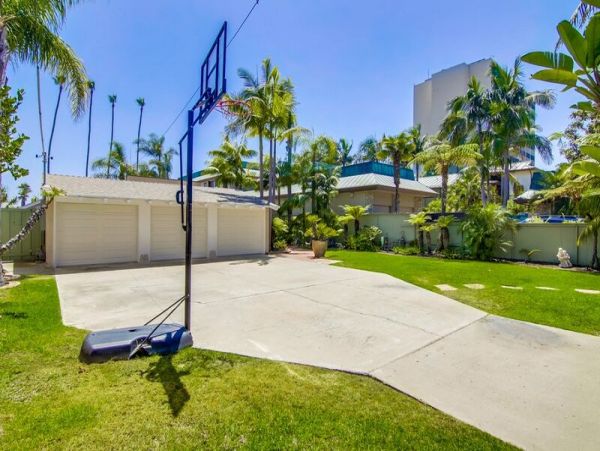 Waterfront Estate with 5 Bedrooms Sleeps 15 Guests