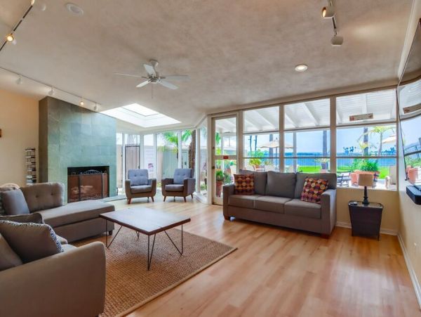 Waterfront Estate with 5 Bedrooms Sleeps 15 Guests
