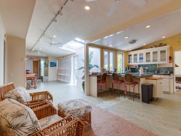 Waterfront Estate with 5 Bedrooms Sleeps 15 Guests