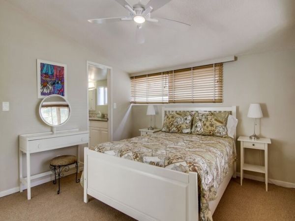 Waterfront Estate with 5 Bedrooms Sleeps 15 Guests