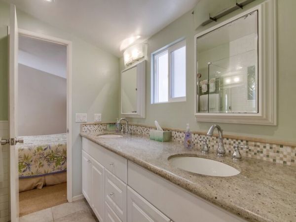Waterfront Estate with 5 Bedrooms Sleeps 15 Guests