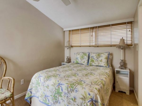 Waterfront Estate with 5 Bedrooms Sleeps 15 Guests