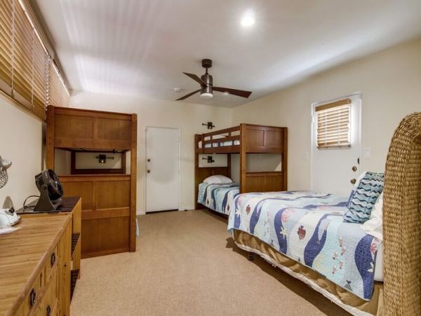Waterfront Estate with 5 Bedrooms Sleeps 15 Guests