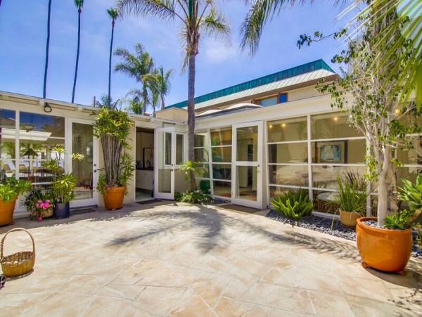Waterfront Estate with 5 Bedrooms Sleeps 15 Guests