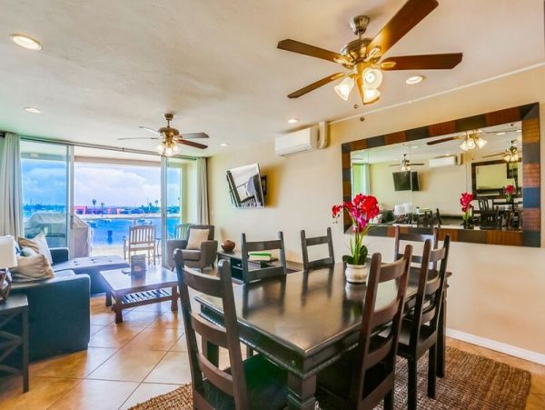 Waterfront Vacation Home in Mission Beach - Stunning Views & Luxurious Comfort