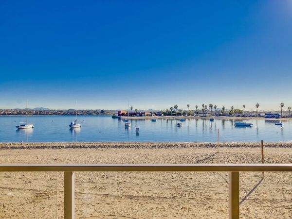 Waterfront Vacation Home in Mission Beach - Stunning Views & Luxurious Comfort
