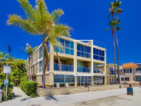 Waterfront Vacation Home in Mission Beach - Stunning Views & Luxurious Comfort
