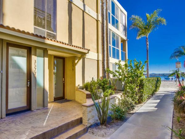 Waterfront Vacation Home in Mission Beach - Stunning Views & Luxurious Comfort
