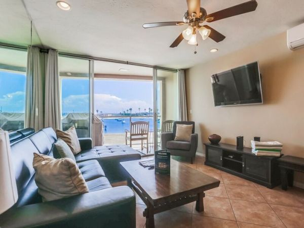 Waterfront Vacation Home in Mission Beach - Stunning Views & Luxurious Comfort