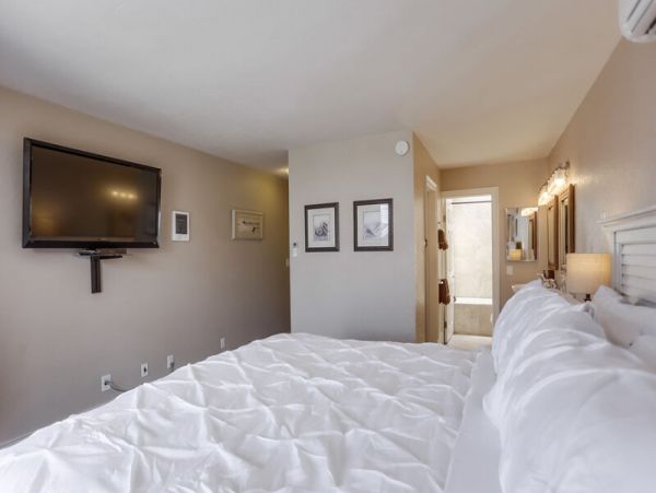 Waterfront Vacation Home in Mission Beach - Stunning Views & Luxurious Comfort