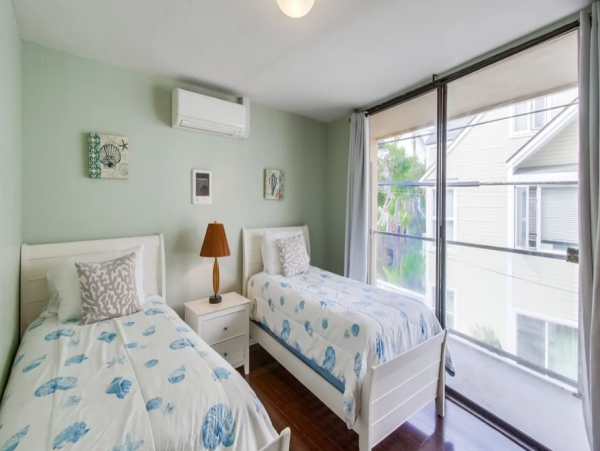 Waterfront Vacation Home in Mission Beach - Stunning Views & Luxurious Comfort