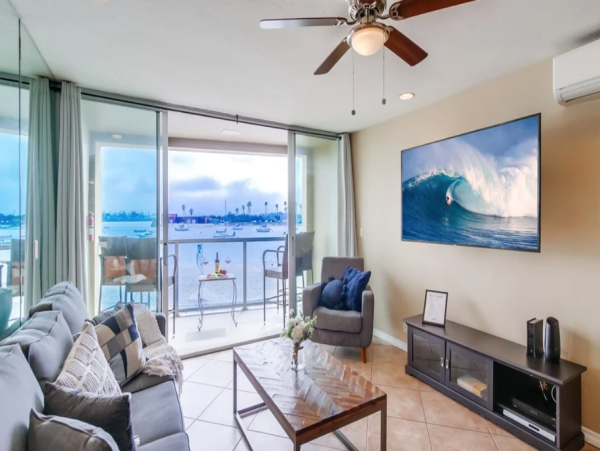 Waterfront Vacation Home in Mission Beach - Stunning Views & Luxurious Comfort