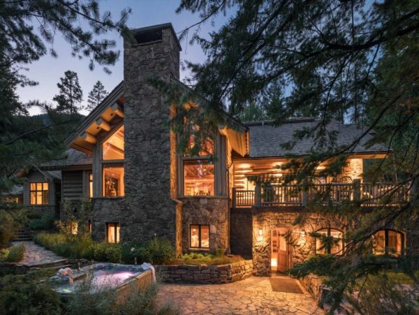 True Ski-in/Ski-out Eight Bedroom Home in Teton Village