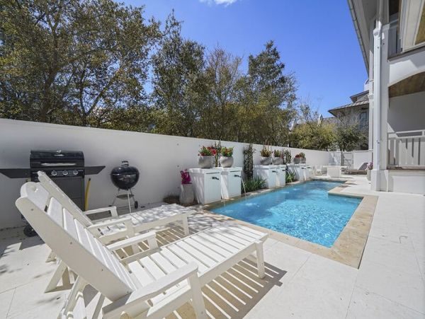 Beach 6 Bedroom Vacation Home in Rosemary Beach