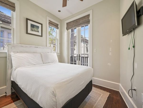 Beach 6 Bedroom Vacation Home in Rosemary Beach