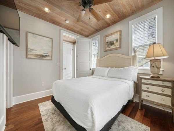 Beach 6 Bedroom Vacation Home in Rosemary Beach