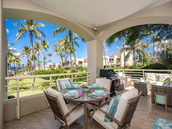 Perfect Hawaiian 2 Bedroom Condo Communal Pool Walk to Beach