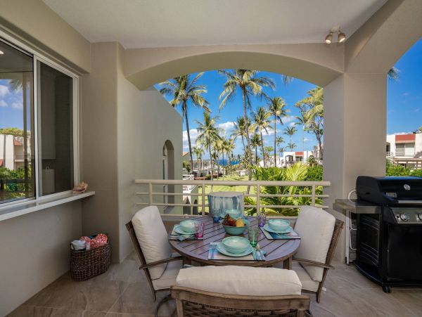 Perfect Hawaiian 2 Bedroom Condo Communal Pool Walk to Beach