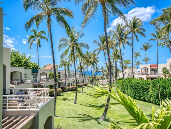 Perfect Hawaiian 2 Bedroom Condo Communal Pool Walk to Beach