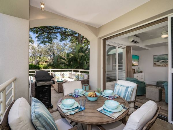 Perfect Hawaiian 2 Bedroom Condo Communal Pool Walk to Beach