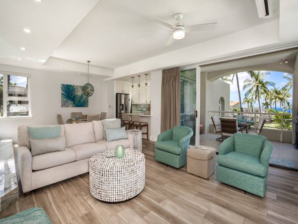 Perfect Hawaiian 2 Bedroom Condo Communal Pool Walk to Beach
