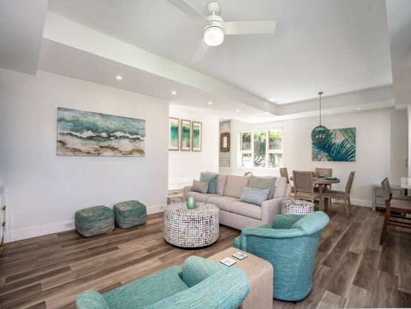 Perfect Hawaiian 2 Bedroom Condo Communal Pool Walk to Beach