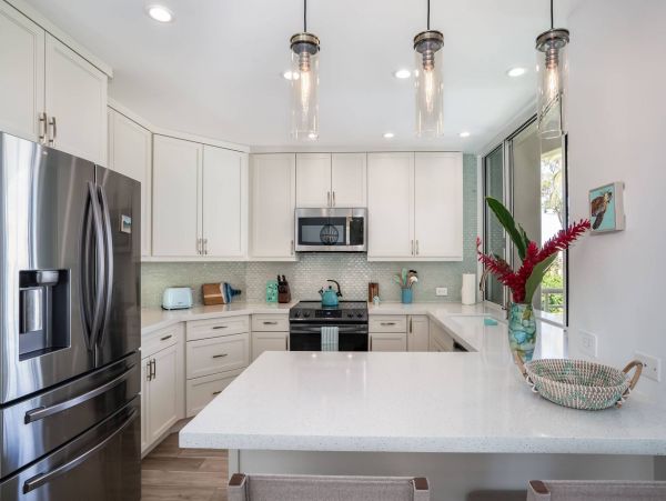 Perfect Hawaiian 2 Bedroom Condo Communal Pool Walk to Beach