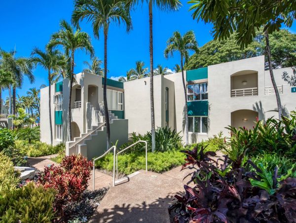 Perfect Hawaiian 2 Bedroom Condo Communal Pool Walk to Beach