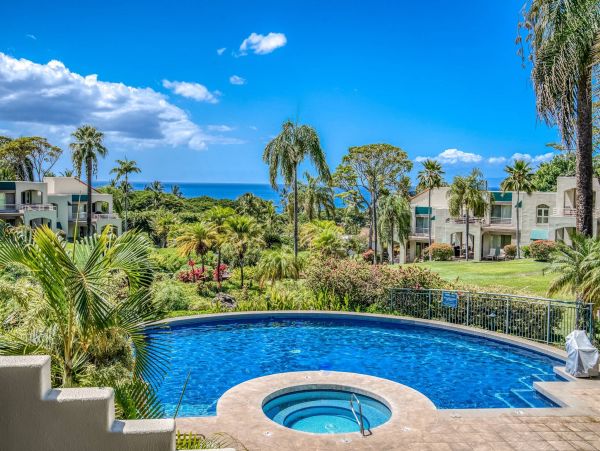 Perfect Hawaiian 2 Bedroom Condo Communal Pool Walk to Beach
