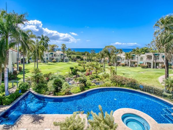 Perfect Hawaiian 2 Bedroom Condo Communal Pool Walk to Beach