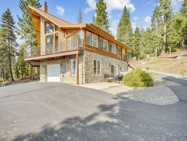 4 Bedroom Vacation Home in Lake Tahoe with Lake Views