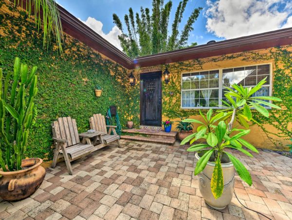 Gorgeous 3 Bedroom Vacation Home Large Pool & Tiki Bar