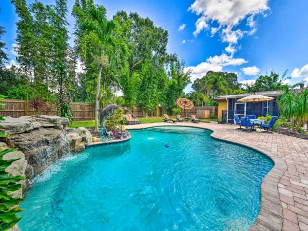 Gorgeous 3 Bedroom Vacation Home Large Pool & Tiki Bar