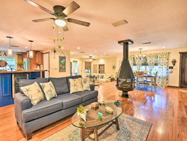 Gorgeous 3 Bedroom Vacation Home Large Pool & Tiki Bar