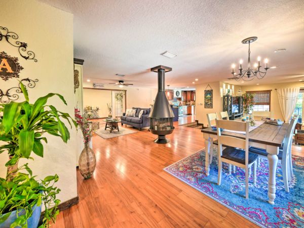 Gorgeous 3 Bedroom Vacation Home Large Pool & Tiki Bar