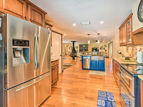 Gorgeous 3 Bedroom Vacation Home Large Pool & Tiki Bar