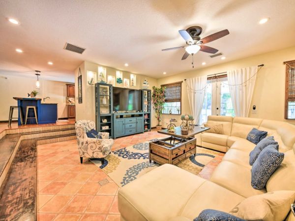 Gorgeous 3 Bedroom Vacation Home Large Pool & Tiki Bar