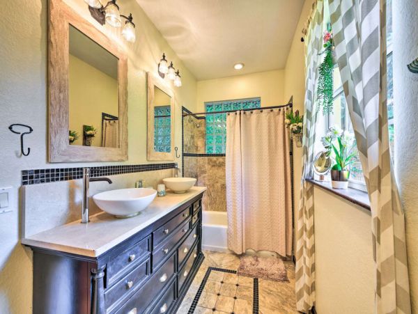 Gorgeous 3 Bedroom Vacation Home Large Pool & Tiki Bar