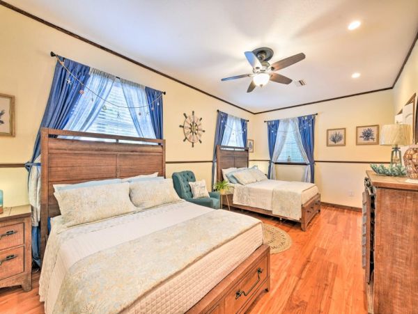 Gorgeous 3 Bedroom Vacation Home Large Pool & Tiki Bar