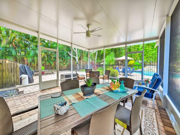 Gorgeous 3 Bedroom Vacation Home Large Pool & Tiki Bar