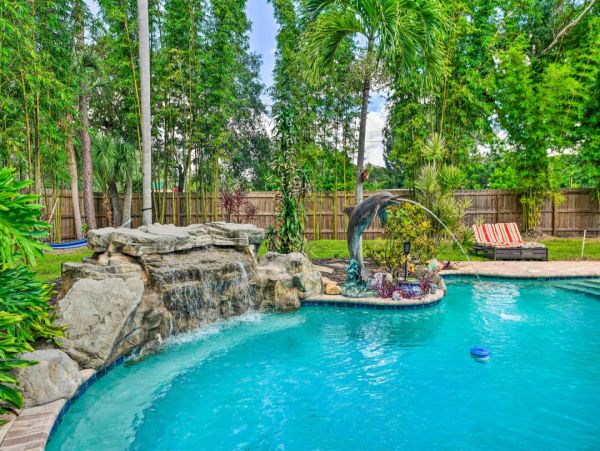 Gorgeous 3 Bedroom Vacation Home Large Pool & Tiki Bar