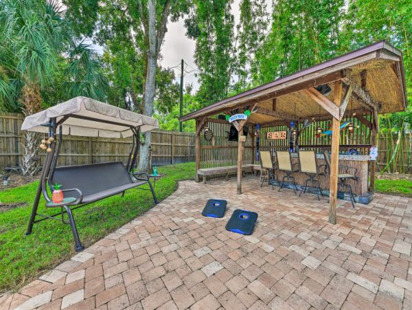 Gorgeous 3 Bedroom Vacation Home Large Pool & Tiki Bar