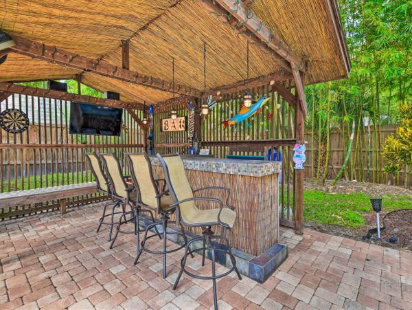 Gorgeous 3 Bedroom Vacation Home Large Pool & Tiki Bar