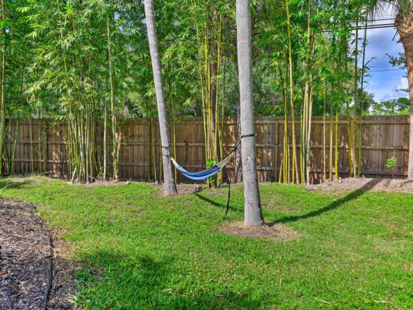 Gorgeous 3 Bedroom Vacation Home Large Pool & Tiki Bar