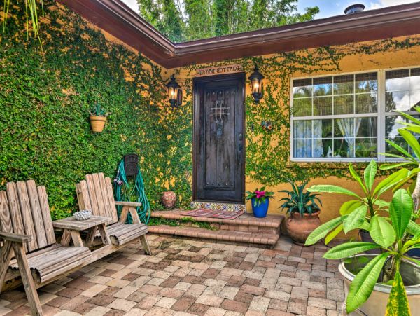 Gorgeous 3 Bedroom Vacation Home Large Pool & Tiki Bar
