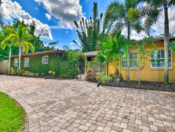 Gorgeous 3 Bedroom Vacation Home Large Pool & Tiki Bar