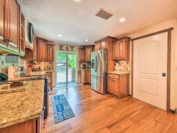 Gorgeous 3 Bedroom Vacation Home Large Pool & Tiki Bar