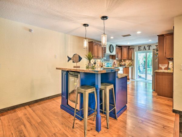 Gorgeous 3 Bedroom Vacation Home Large Pool & Tiki Bar