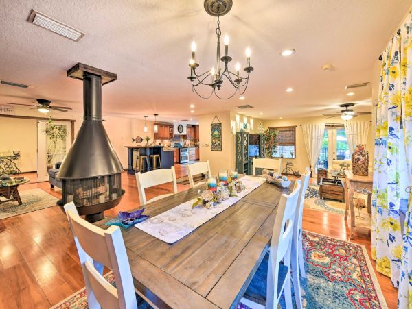 Gorgeous 3 Bedroom Vacation Home Large Pool & Tiki Bar