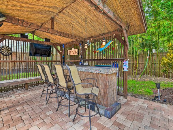 Gorgeous 3 Bedroom Vacation Home Large Pool & Tiki Bar